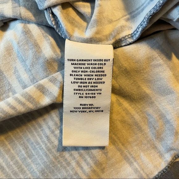 ✨Ruby Rd. NWOT 3/4 Sleeve Tan, Blue & White Blouse Chevon Stripe Studded Top ✨ - Picture 3 of 9